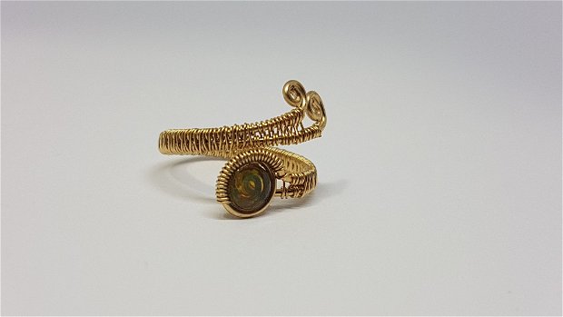 Inel lucrat manual. inel cu opal etiopian, inel din aur filat , inel reglabil.