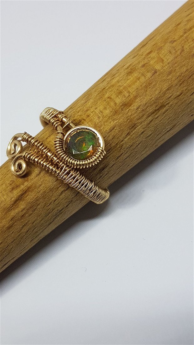 Inel lucrat manual. inel cu opal etiopian, inel din aur filat , inel reglabil.