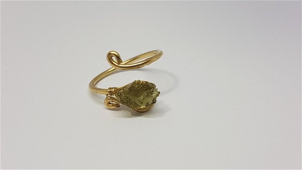 Inel unicat , inel cu moldavit, inel din aur filat , inel reglabil.