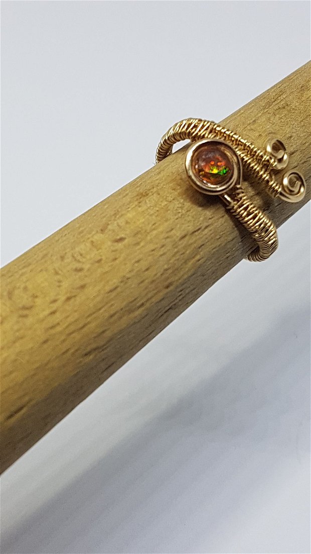 Inel unicat , inel reglabil , inel din aur filat , inel cu opal etiopian negru.