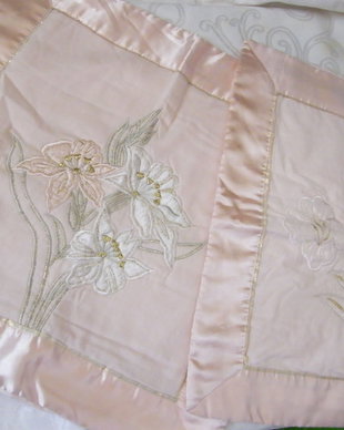 Nou  set 2 huse brodate  satin