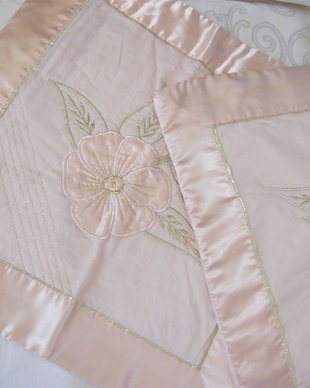 Nou  set 2 huse brodate  satin