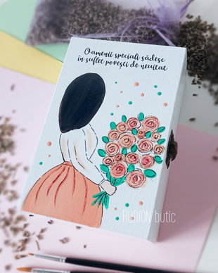 Cutie buchet flori trandafiri pictata manual personalizata cu mesaj