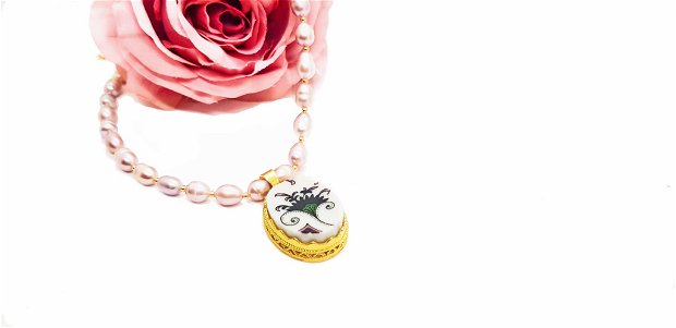 Pandantiv "Rococo Flower" dintr-un fragment de portelan, pe colier din perle de apa dulce si inox