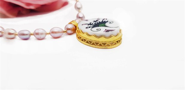 Pandantiv "Rococo Flower" dintr-un fragment de portelan, pe colier din perle de apa dulce si inox