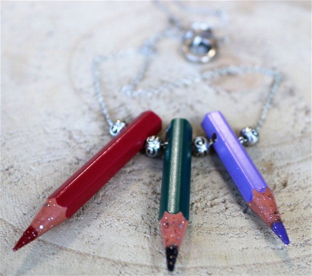 Colier din creioane colorate montate pe lantisor din inox