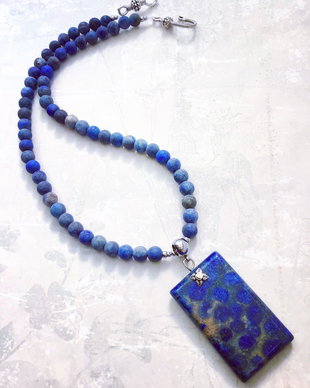 Colier lapis lazuli fosilizat
