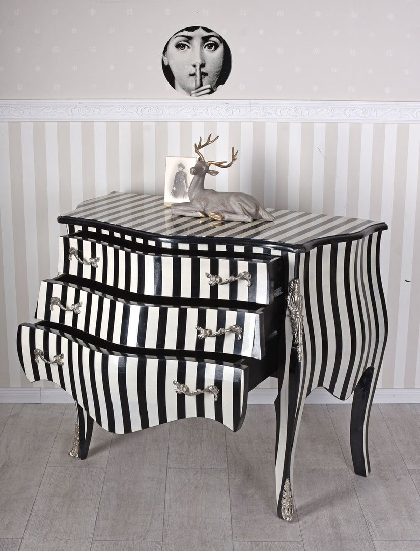 Comoda baroc din lemn masiv alb cu dungi