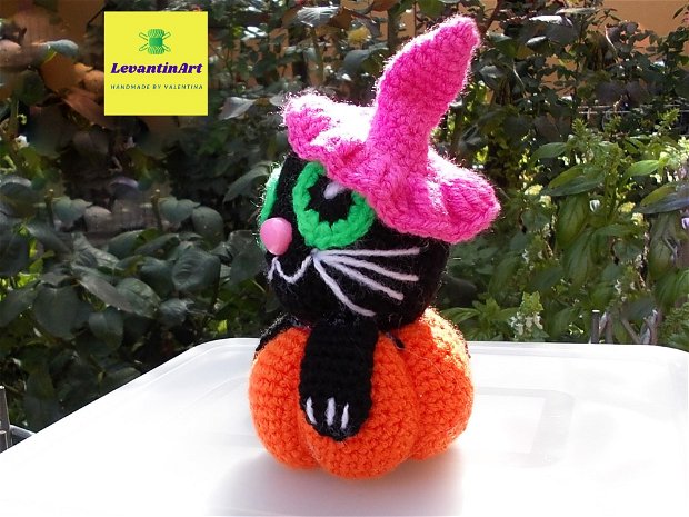 Pisicuta in dovleac. Decoratiune Halloween crosetata. Figurina handmade. Pisica de jucarie. LA COMANDA