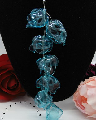 Colier handmade unicat - plastic reciclat - flori (cod692)