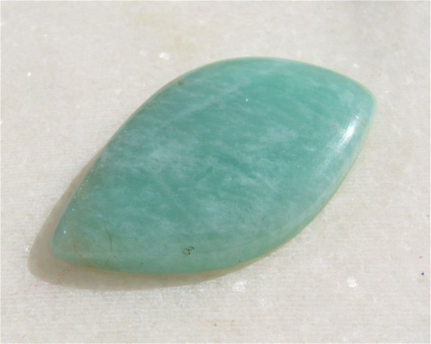 Cabochon amazonit (lucrat manual in INDIA) aprox 39x22x6 mm