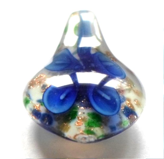 Pandantiv sticla de lampa lacrima mare cu floare albastra pe alb