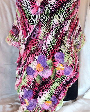 Poncho cu flori impaslite
