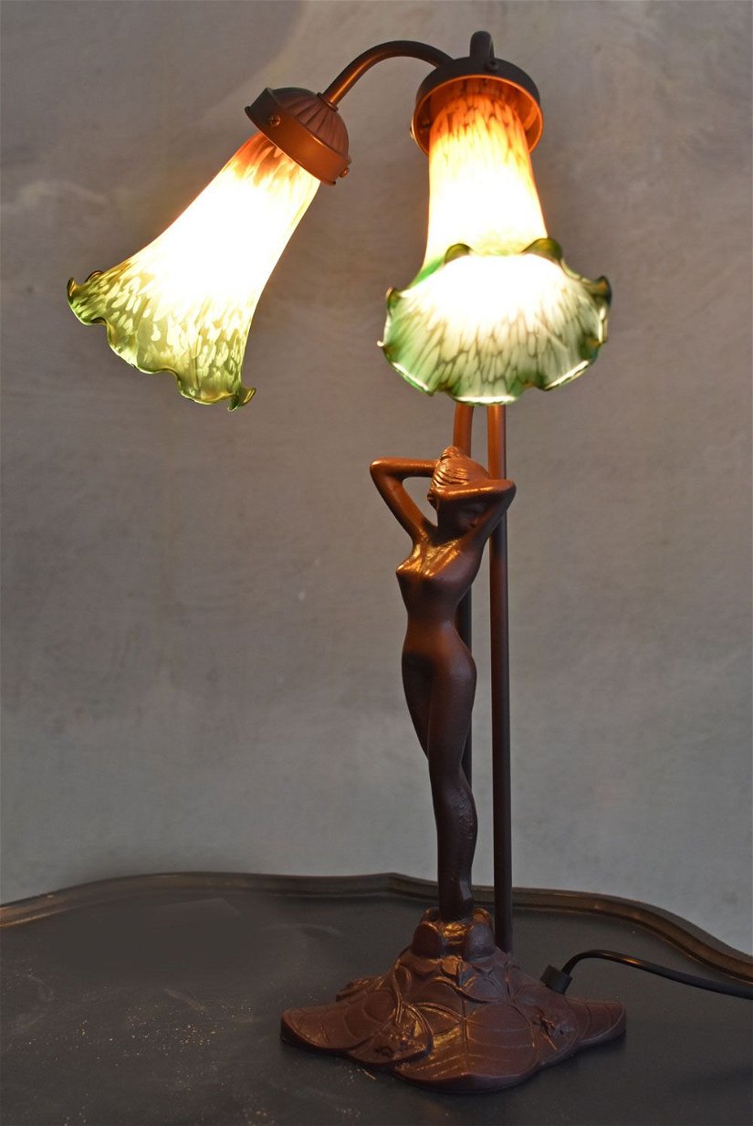 Lampa Art Deco din metal cu o femeie si abajururi lalea