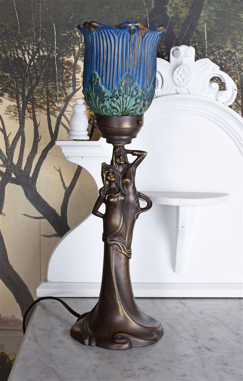 Lampa Art Nouveau din metal cu un cuplu si abajur deosebit