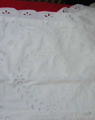 Set 2 huse perne cu broderie decupata