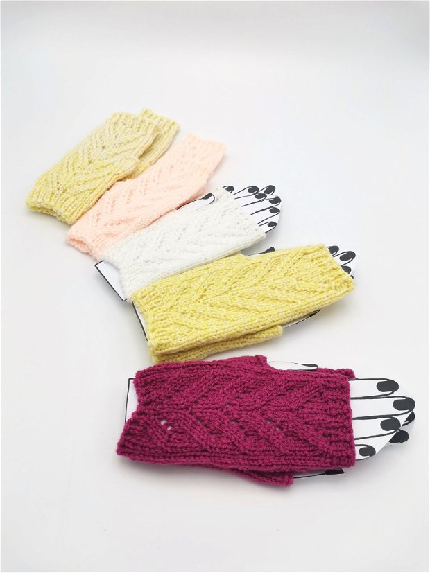 Set cadou - mănuși tricotate + miez de nucă + globuri croșetate