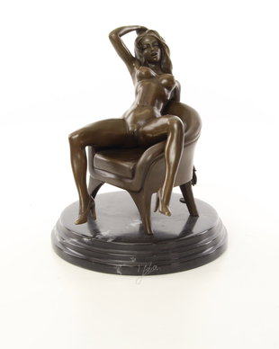 Femeie pe fotoliu - statueta erotica pe soclu din marmura
