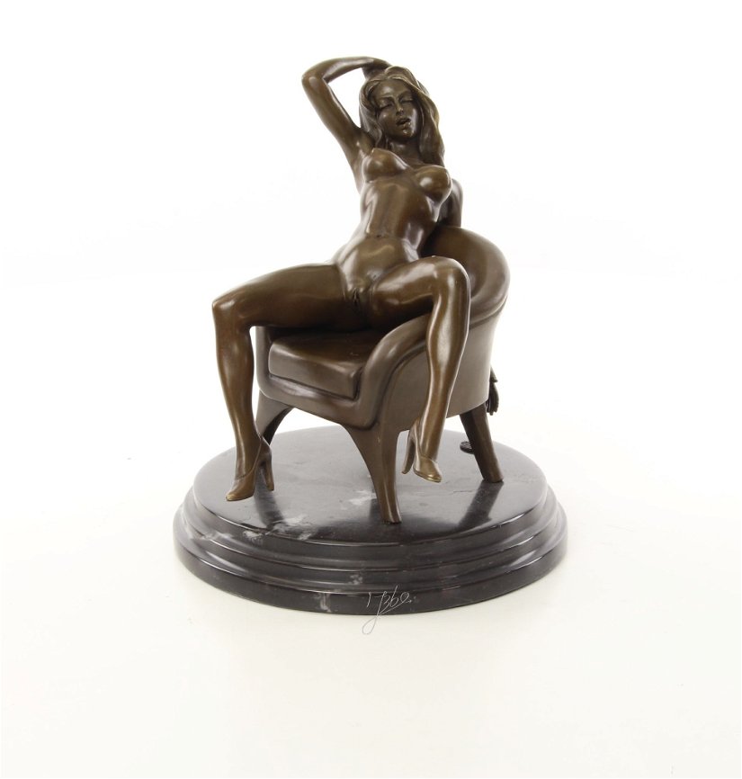 Femeie pe fotoliu - statueta erotica pe soclu din marmura
