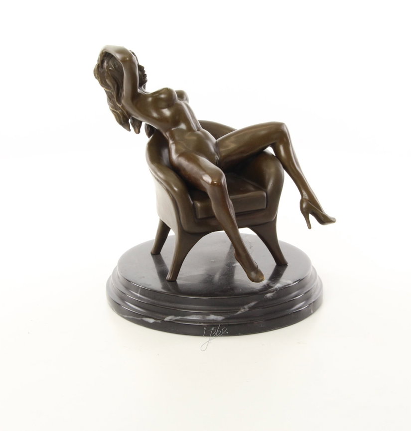 Femeie pe fotoliu - statueta erotica pe soclu din marmura