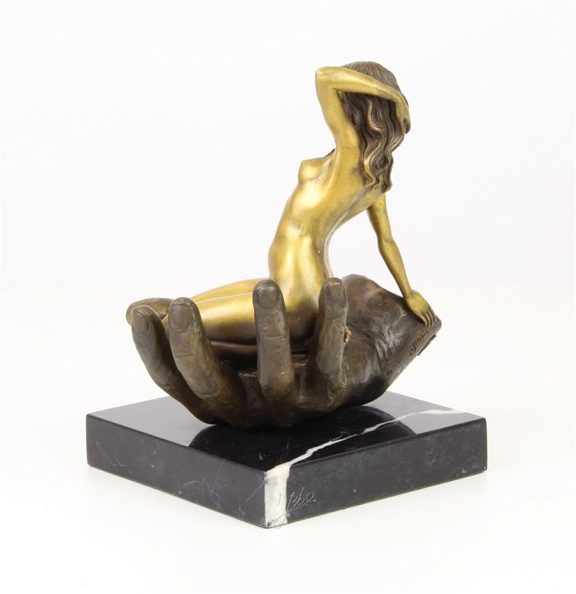 Femeie in mana lui Dumnzeu- statueta din bronz pe soclu din marmura