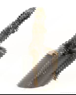 Femeie dezgolita- statueta din bronz pe soclu din marmura