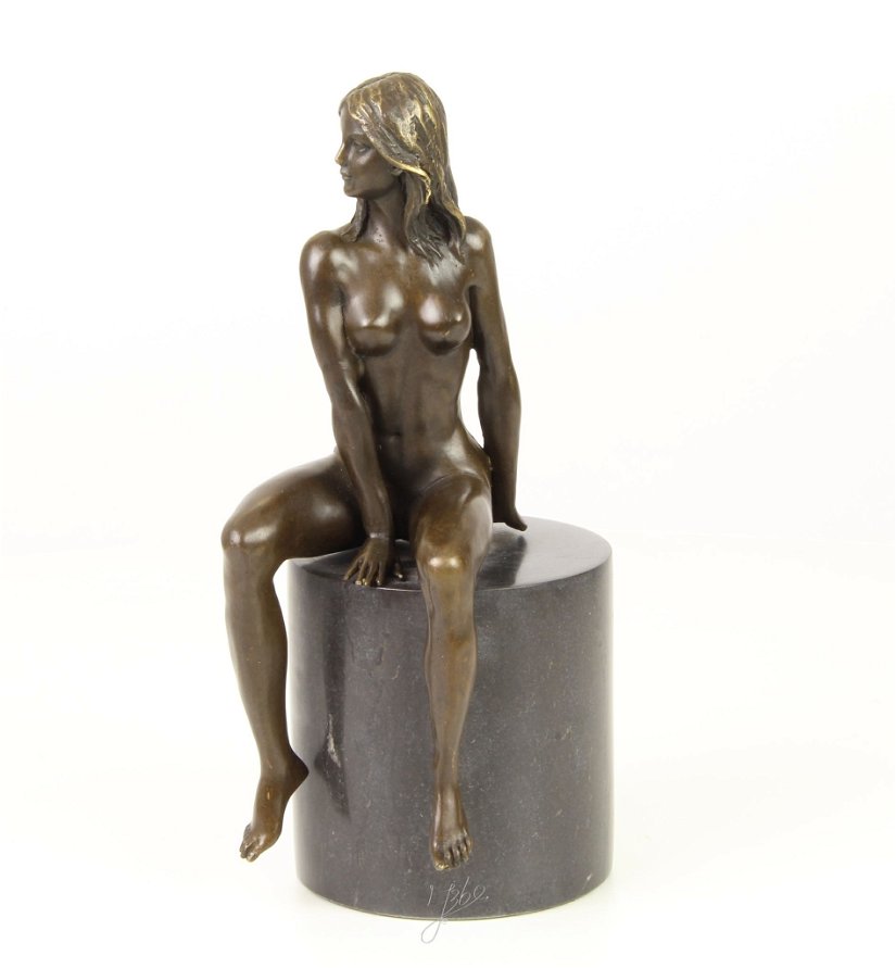Femeie dezgolita- statueta din bronz pe soclu din marmura
