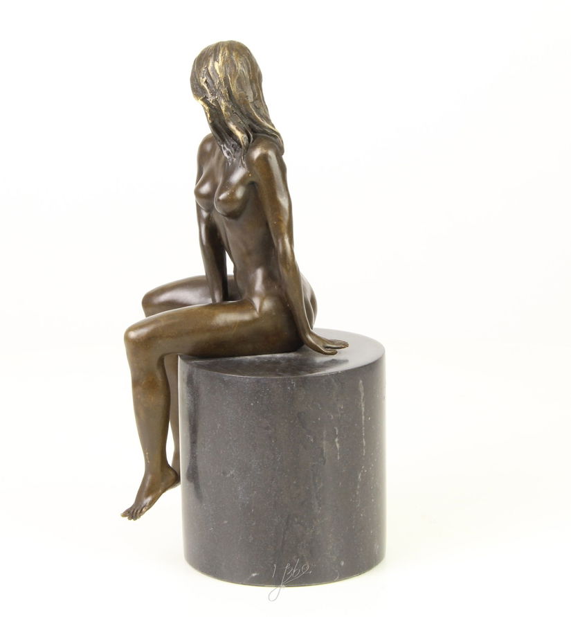 Femeie dezgolita- statueta din bronz pe soclu din marmura