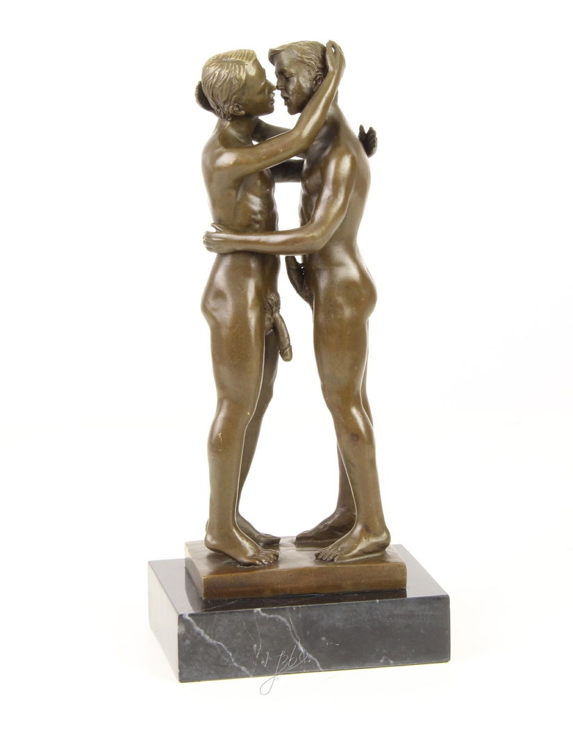 Doi barbati - statueta erotica pe soclu din marmura
