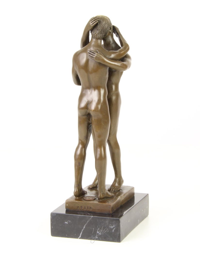 Doi barbati - statueta erotica pe soclu din marmura