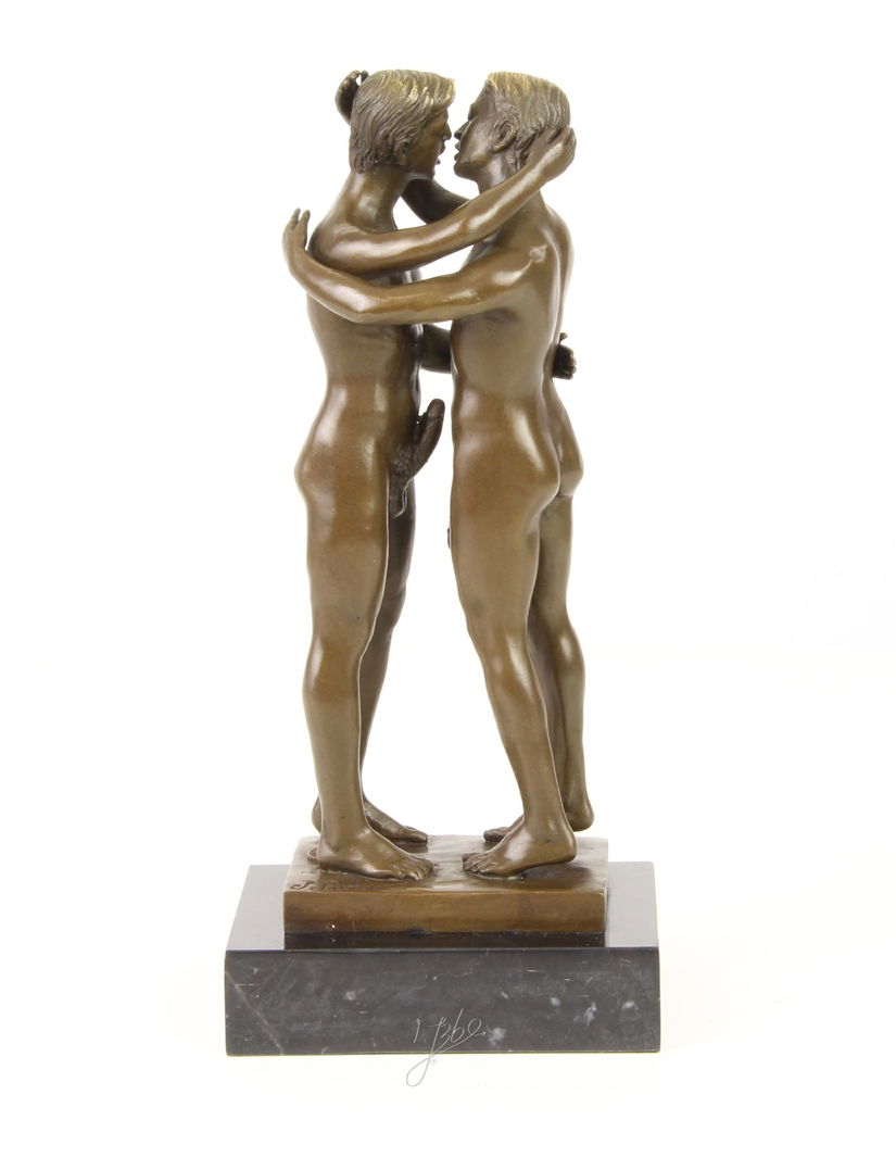 Doi barbati - statueta erotica pe soclu din marmura