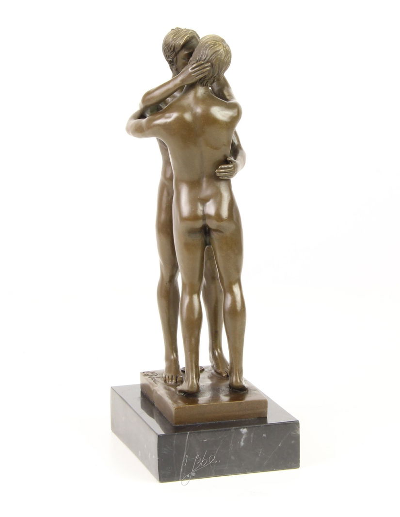 Doi barbati - statueta erotica pe soclu din marmura
