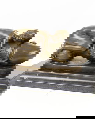 Femeie pe un falus- statueta erotica pe soclu din marmura