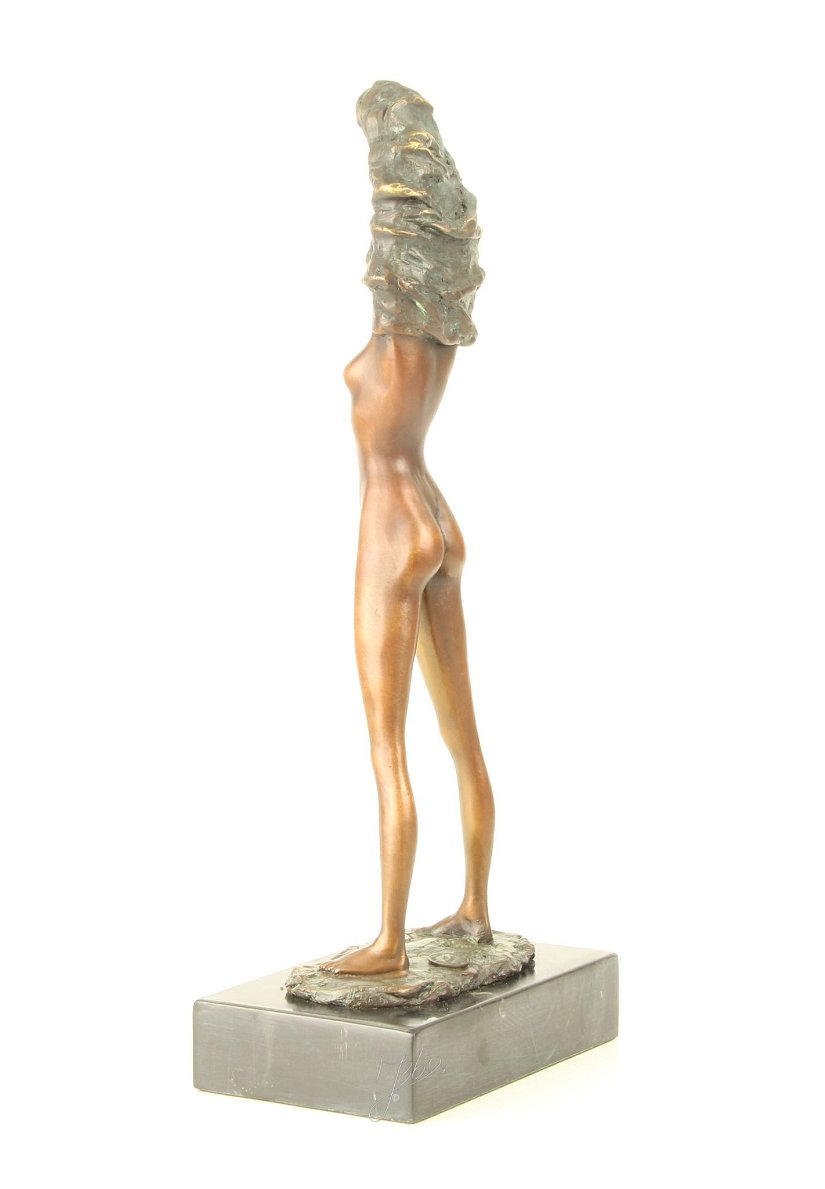 Femeie dezbracandu-se - statueta din bronz pe soclu din marmura