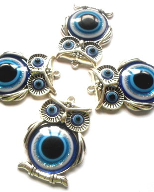 Pandantiv metalic bufnita argintiu cu ochi si burtica evil eyes albastru inchis