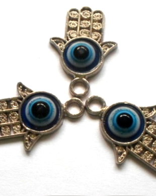 Pandantiv metalic  mana Fatimei argintiu cu cabochon rotund evil eyes albastru inchis