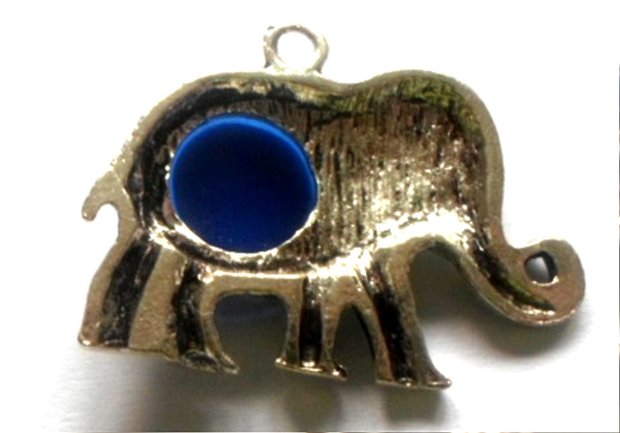 Pandantiv metalic  elefant argintiu cu burtica evil eyes albastru inchis