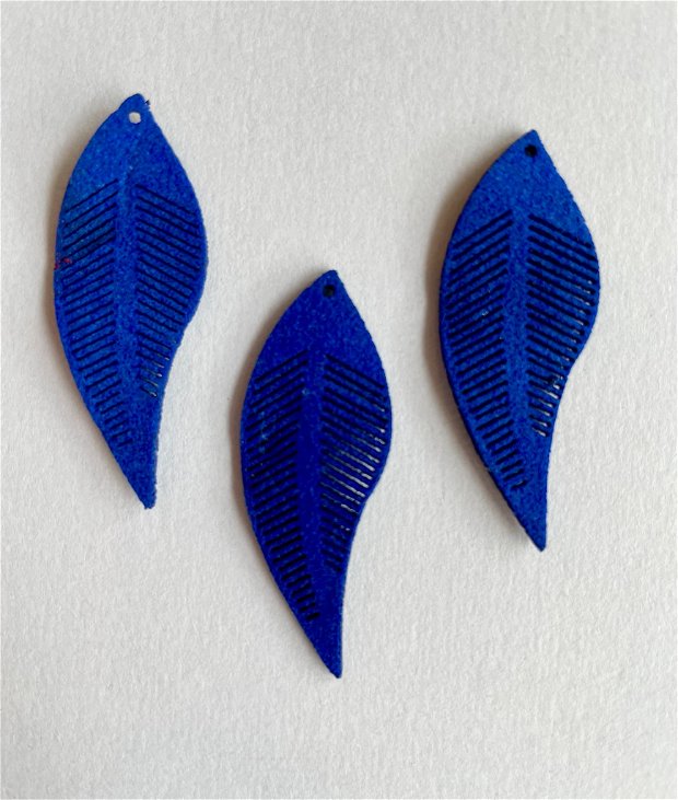 Pandantiv frunza albastra, imitatie de piele intoarsa