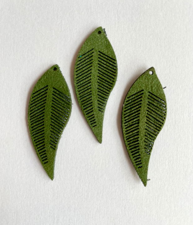 Pandantiv frunza verde khaki, imitatie de piele intoarsa
