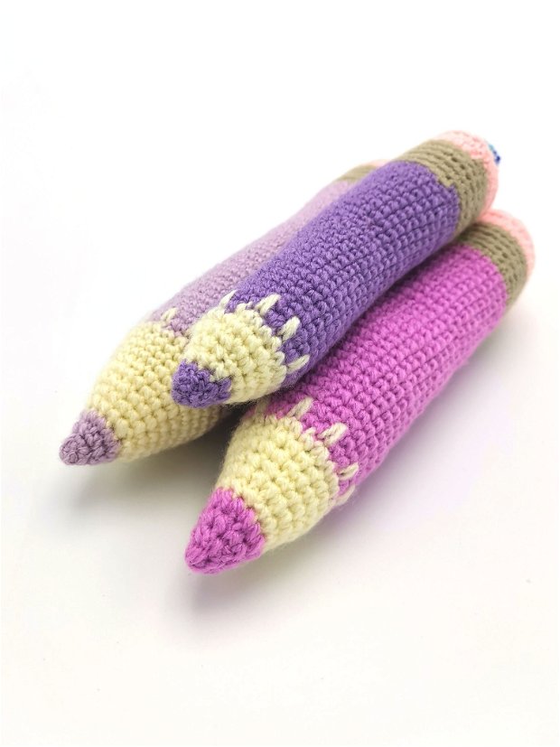 Creion crosetat - jucarie lucrata manual - creioane colorate decor