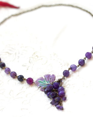 Colier violet si frunza verde