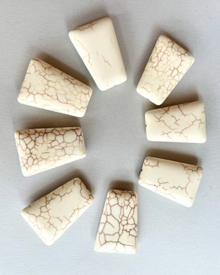 Margele Howlite alb, 41x29x10mm