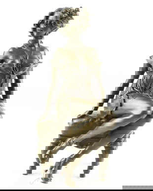 Femeie pe scaunel - statueta semierotica