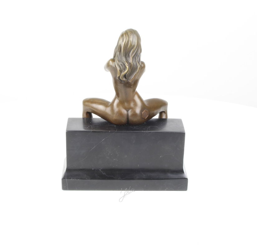 Nud- statueta erotica pe soclu din marmura