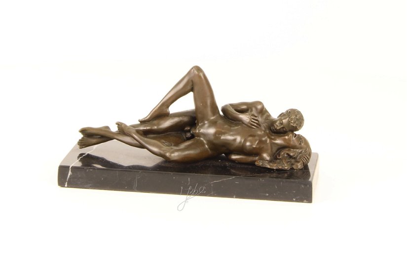 Cuplu - statueta erotica pe soclu din marmura