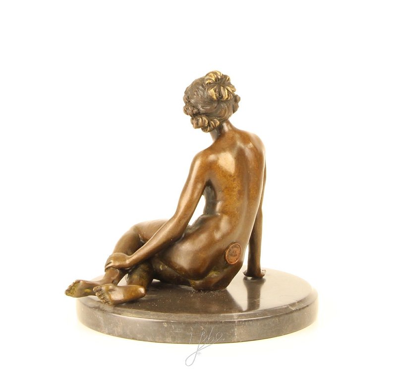 Femeie dezgolita- statueta din bronz pe soclu din marmura