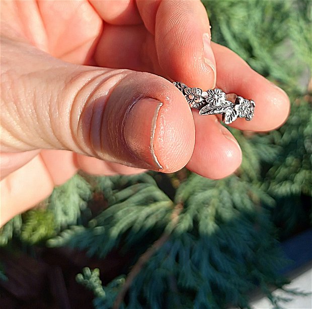 Inel de autor din argentium silver, în forma de coronițe din flori și frunze