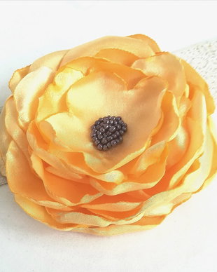 Brosa floare galben satinat 12 cm