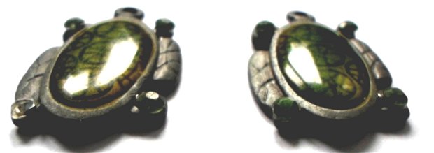 Pandantiv metalic dreptunghi stilizat in forma de broasca gri cu strasuri verzi