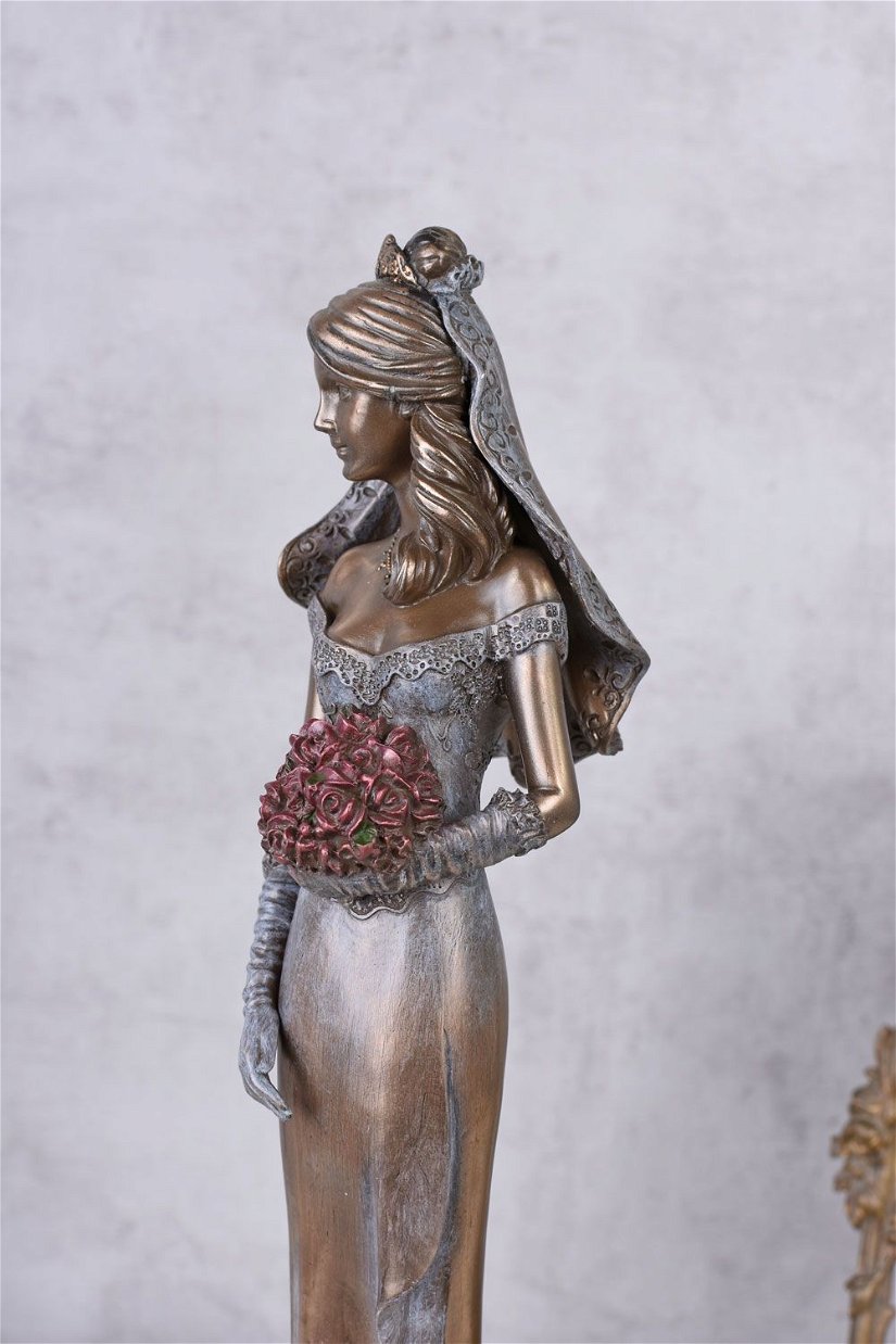 Statueta cu o femeie din rasini